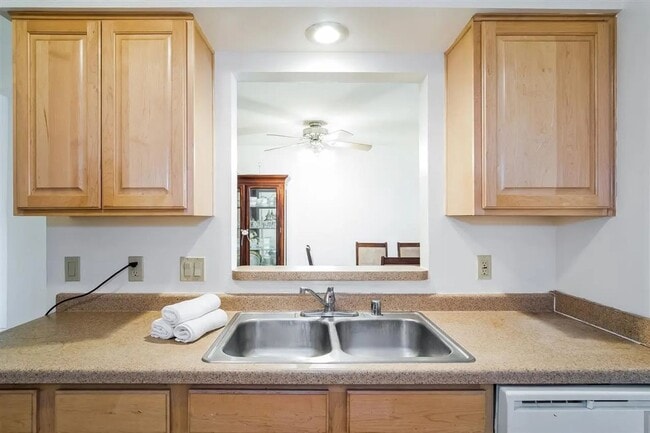 Building Photo - Modern 3 bedroom 1 bath garden style condo