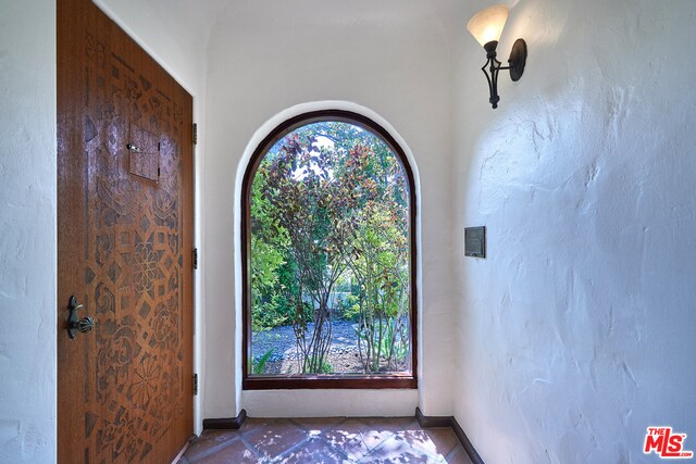 Formal Entry Window - 1213 Hi Point St