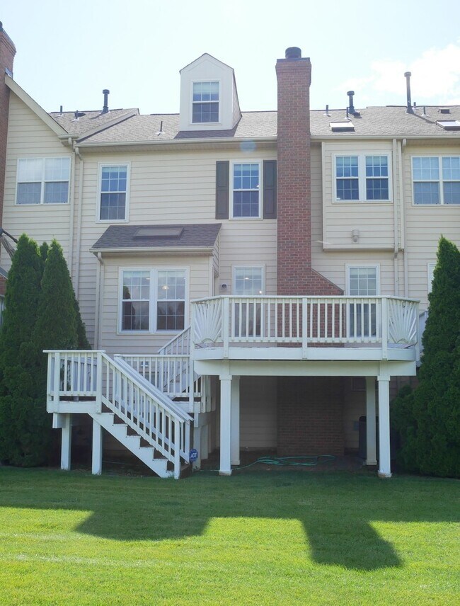 Building Photo - Gorgeous Former Model 4 Bed 2.5 Bath Townh...