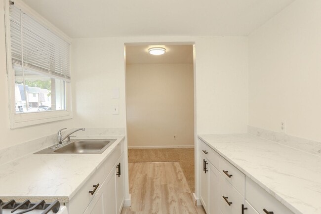 Building Photo - Bright, Clean, and Move-In Ready Townhome