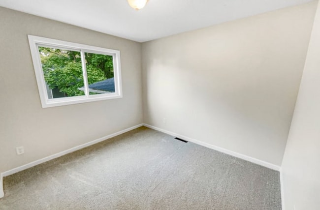 Building Photo - 377 Oakwood Dr