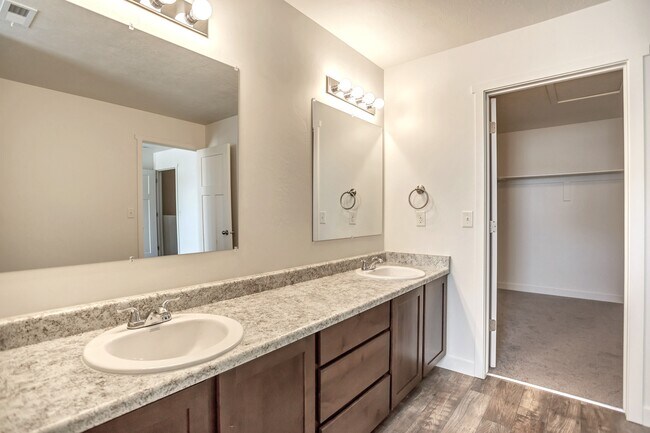 Building Photo - 5667 Island Ridge Dr
