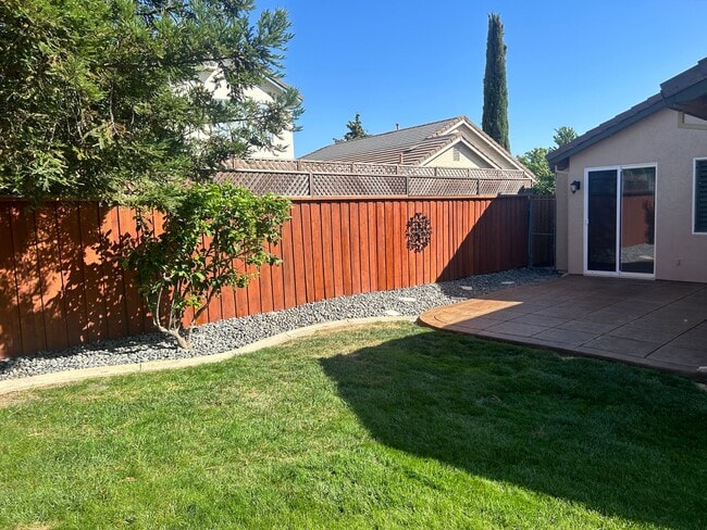 Building Photo - Beautiful 3 Bedroom 2 Bath Home Available ...