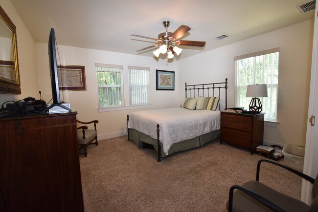 Building Photo - Charming Highland Village Home with Guest ...