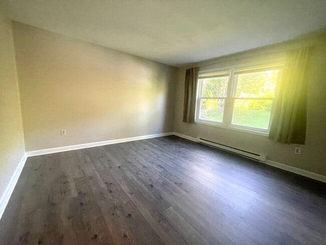 Building Photo - Updated 2 Bedroom  Townhouse