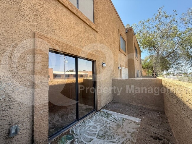 Building Photo - 2049 W Bloomfield Rd