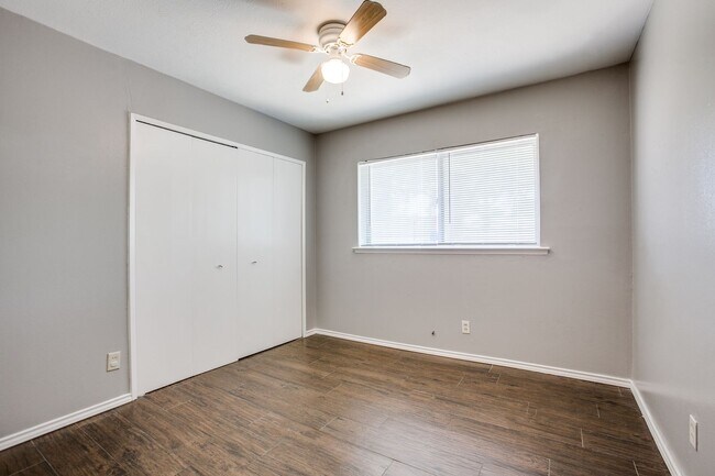 Building Photo - 4425 Windsor Dr