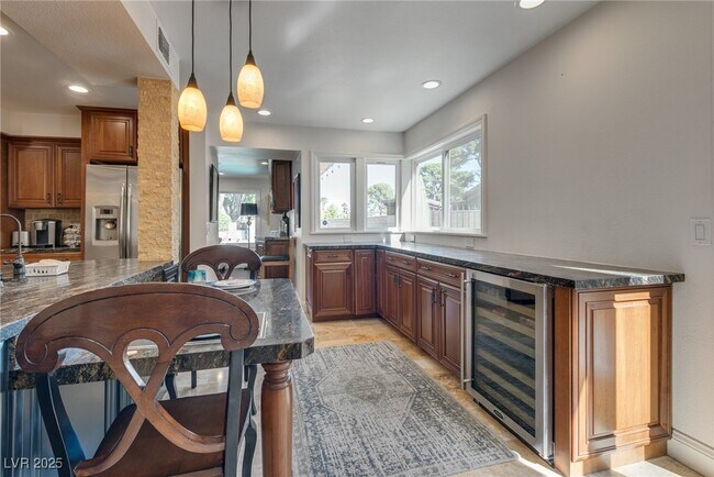 Building Photo - 840 Pinehurst Dr