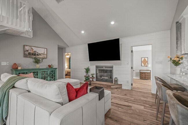 Building Photo - Stunning 4 bedroom with two bonus spaces, ...