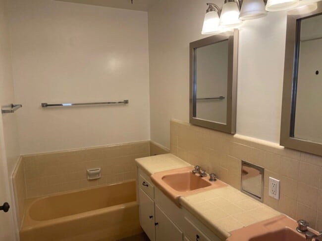 Building Photo - Home in North Kentwood Neighborhood of Wes...