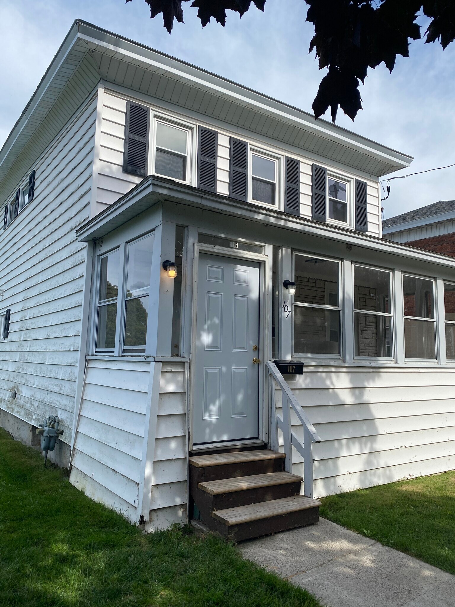 Building Photo - 107 E 10th St