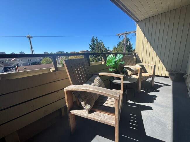 Building Photo - Queen Anne Gem with Private Balcony & Cozy...