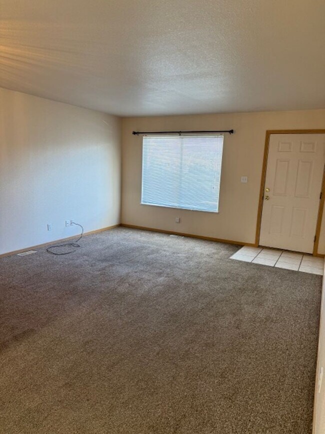 Building Photo - 935 Village Cir