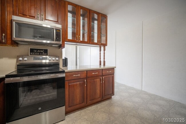 Building Photo - Move-In Ready 1-Bedroom 1 Bath Condo in Ce...