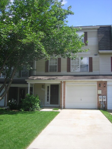 Building Photo - 8426 Oak Bush Terrace