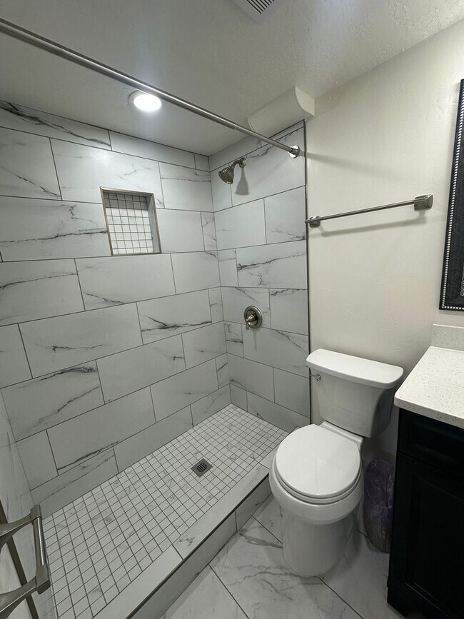 Building Photo - Deposit Moves You In! Modern 4-Bedroom Hom...