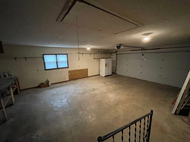 Building Photo - 1003 Sunset Dr