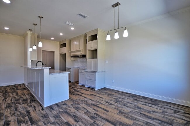Building Photo - 3/2/2 in Whitehouse ISD!!