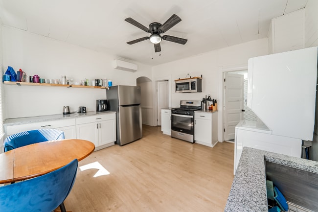 Building Photo - 2051 W 45th St