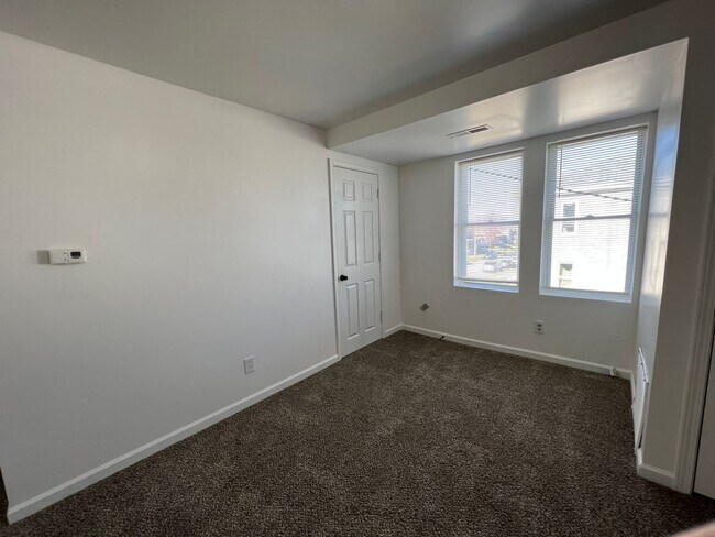 Building Photo - Large newly remodeled one bedroom one bath apartment for lease now. Apply Today!