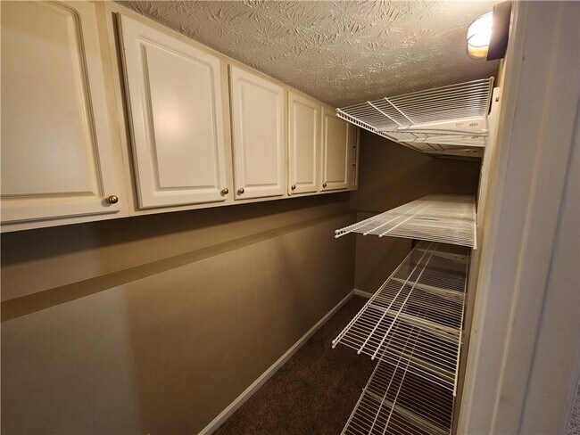 Building Photo - 350 Saddle Bridge Dr