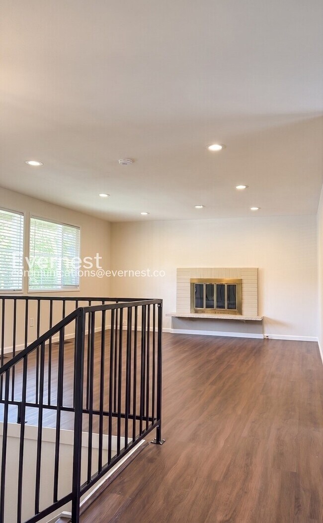 Building Photo - 3-Bed/2.5-Bath Home with Fenced Yard & Attached Garage/Available Now!
