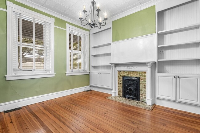 Building Photo - FAN DISTRICT HOME WITH 3 BEDROOMS AND 3 FULL BATHS