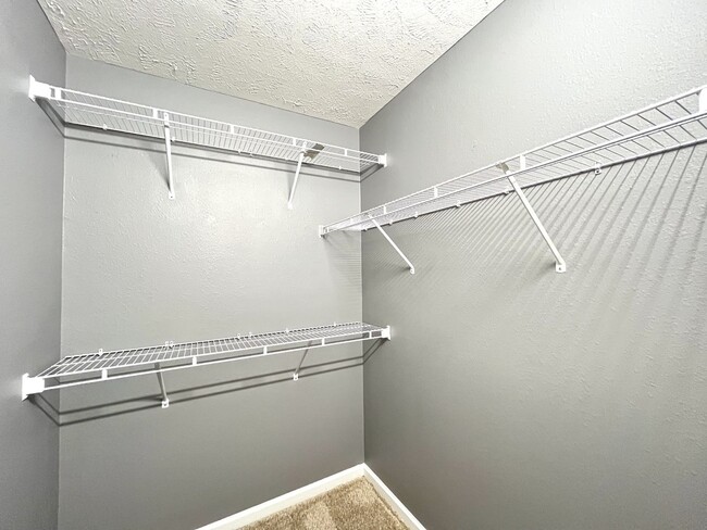 Building Photo - INDIAN PARK END UNIT TOWNHOME!