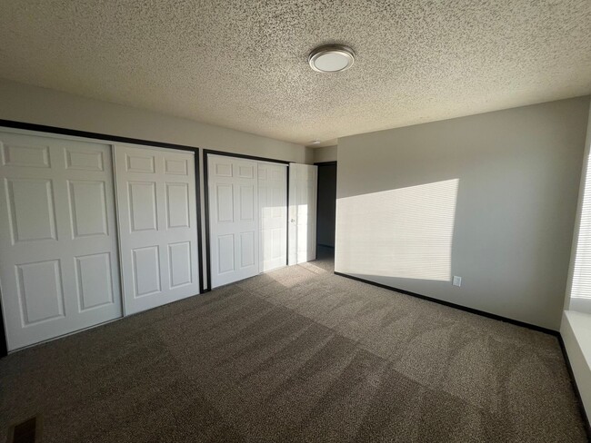 Building Photo - Huge Second floor 2 Bedroom with a Huge pr...