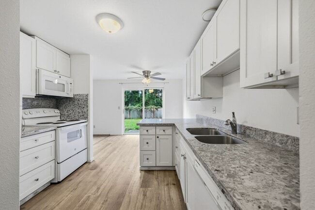 Building Photo - 3 bedroom 1.5 bathroom 2 story duplex in Lacey - North Thurston School District.