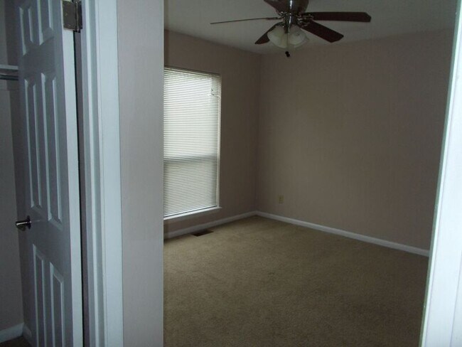 Building Photo - 3839 Staffordshire Ln
