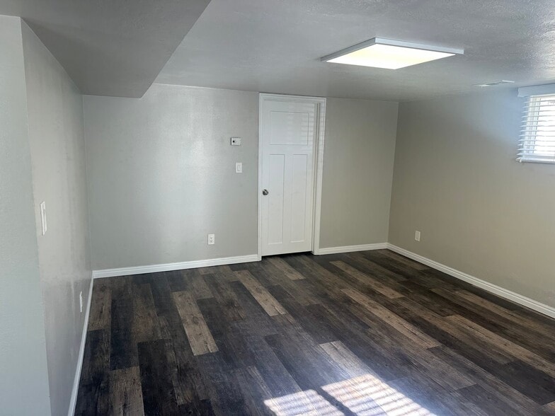 Building Photo - 449 Center St