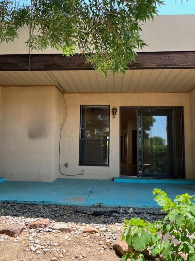 Building Photo - *************REDUCED and READY ******* Townhouse all one level, three bedrooms, two full bathroom...