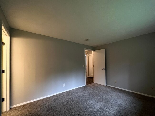 Building Photo - Charming 3-Bed, 2-Bath Retreat!