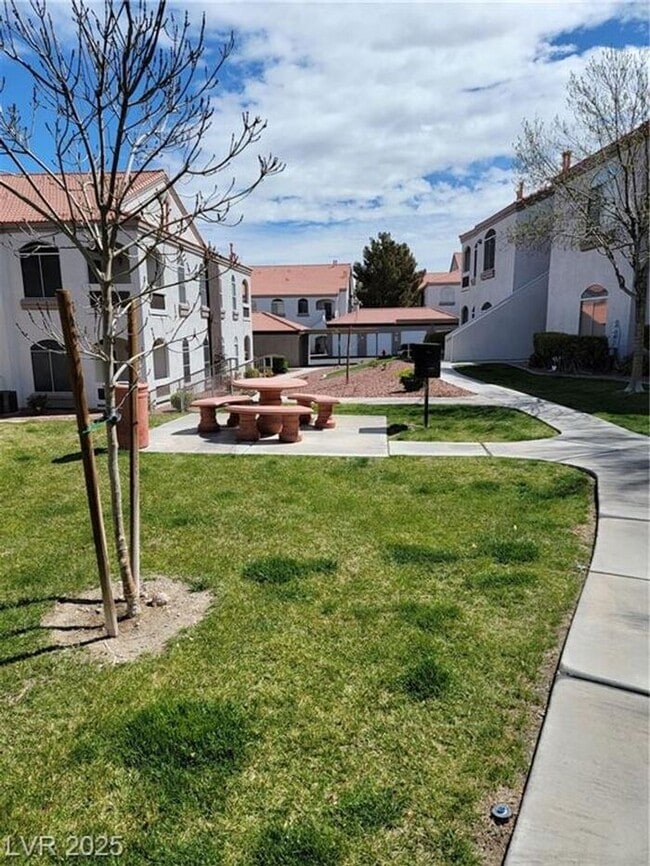 Building Photo - MISSION RIDGE SECOND-FLOOR CONDO!!