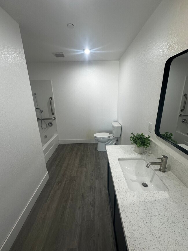 2 Bedroom ADA Master Bathroom - 725 Linden