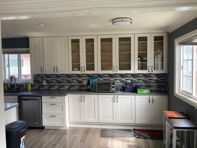 Building Photo - 1822 Eisenhower Dr