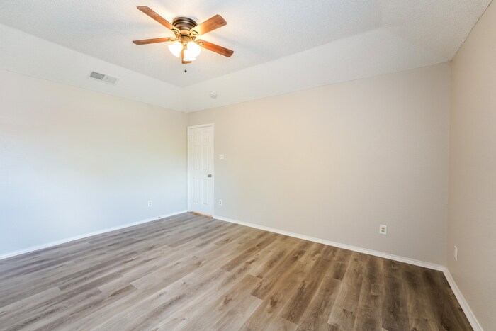 Building Photo - 1005 Meadowbend Dr