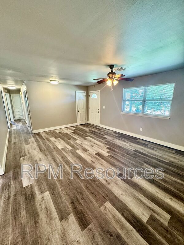 Building Photo - 2308 Elwood Dr