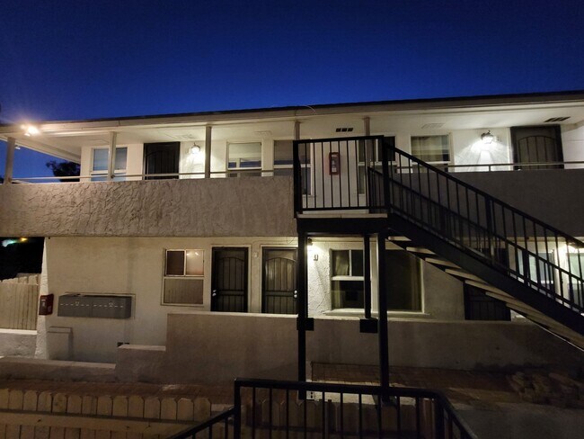 Building Photo - LARGE 1 BEDROOM WITH PRIVATE PATIO