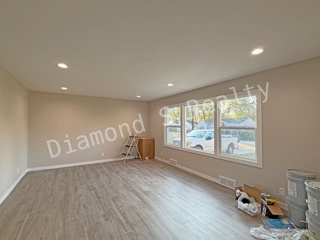 Building Photo - GREAT LOCATION - CLOSE TO NATIONAL AND SEM...
