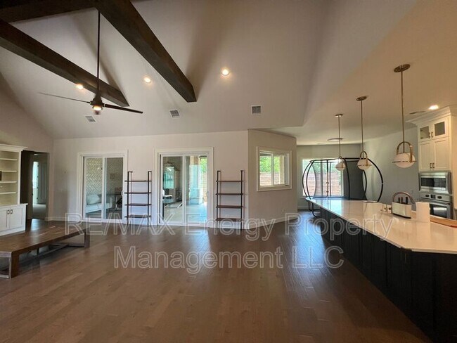 Building Photo - 440 St Claire Dr