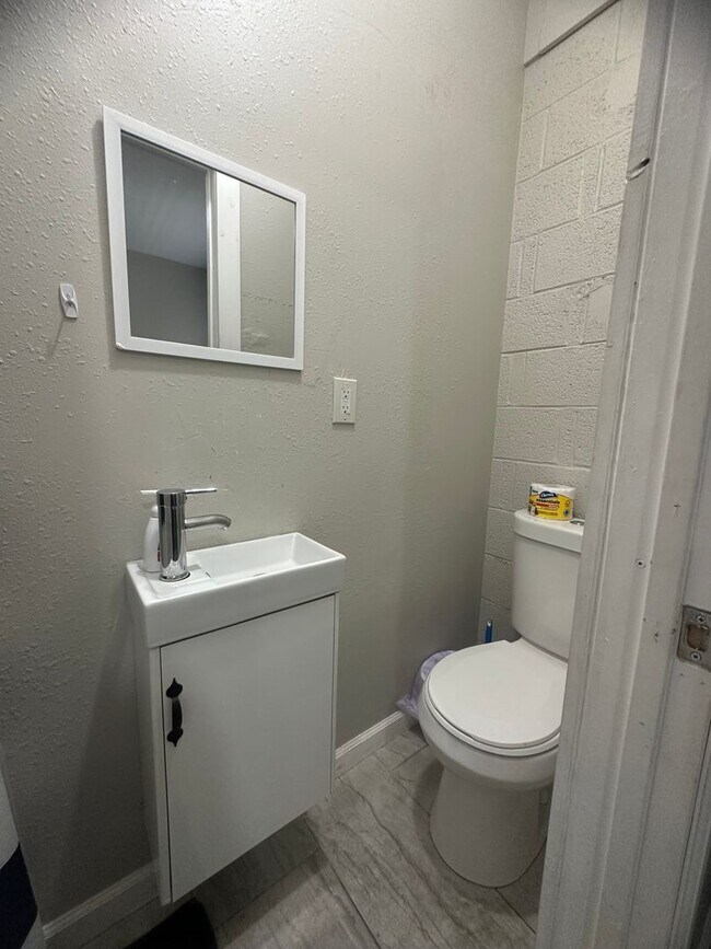 Building Photo - 3 Bedroom Townhouse