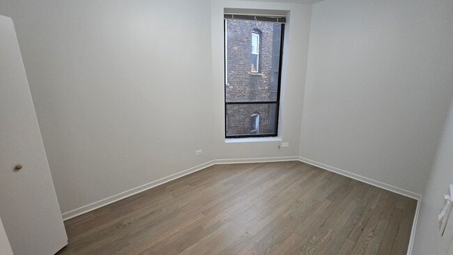Building Photo - REMODELED 3 Bedroom & 2 Bathroom Apartment in the Heart of Lincoln Park!