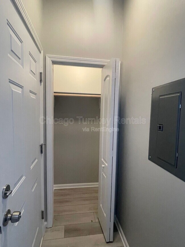 Building Photo - 2336 S Troy St