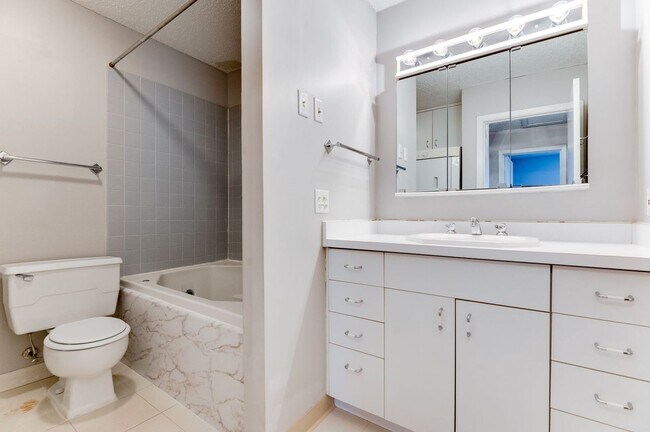 Building Photo - Terraceview Townhome