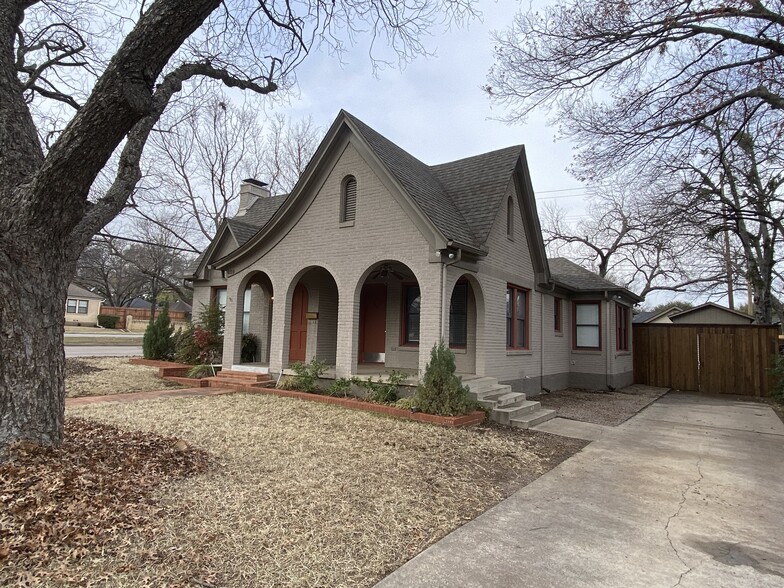 Front/Driveway - 839 Thomasson Dr