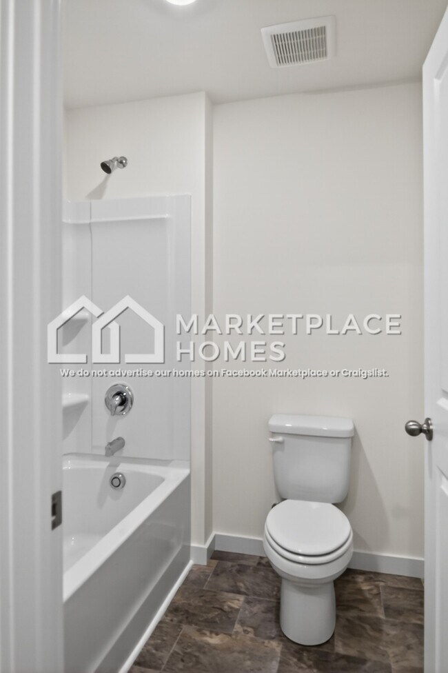 Building Photo - 3220 Highline Dr