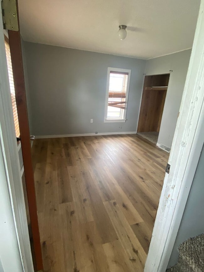 Building Photo - 3 Bed 1 Bath with Double Stall Garage