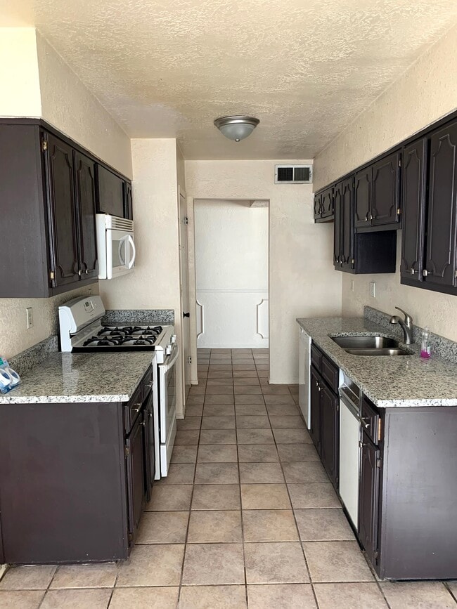 Building Photo - 2205 Anise Dr